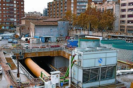La Torre del Fang, rere el pou d'entrada del t�nel de l'AVE, ahir.