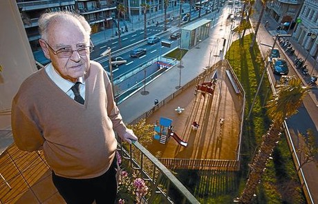 El ve� Joan Trull�s, al balc� de casa seva, des d'on es veuen els nous jardins de Josep Amat i el tram de la ronda que s'ha reformat.