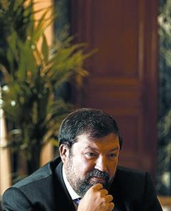 Reflexiu El titular de Just�cia, Francisco Caama�o, a la seu del ministeri, dimarts.