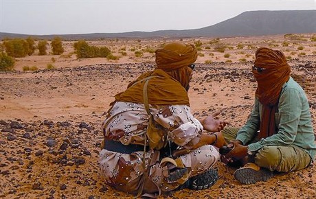 Negociant al Sahel 8 Mustaf� Xafi (dreta) conversa amb Mokhtar Belmokhtar, l�der de la c�l�lula d'AQMI que va segrestar els cooperants.