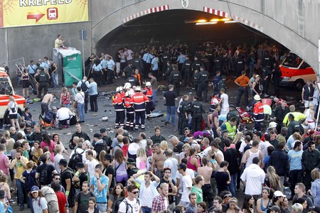 Els serveis d'emerg�ncies alemanys assisteixen els ferits durant el festival Love Parade.