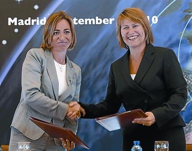 Carme Chac�n i Grete Faremo, durant la firma de l'acord, ahir.