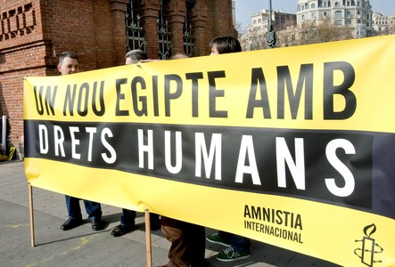 Membres d'Amnistia Internacional, aquest dissabte a l'Arc de Triomf de Barcelona, durant la manifestaci� en suport del poble egipci.