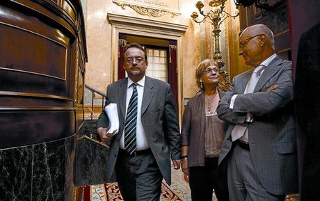 El secretari general de CiU, Josep Antoni Duran Lleida (dreta), observa el diputat del PSC Daniel Fern�ndez, ahir al Congr�s.