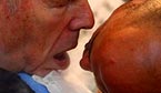 Un pacient amb c�ncer �s ajudat a inhalar fum de marihuana a la seu de l'empresa israeliana Tikun Olan. Aquesta corporaci� distribueix c�nnabis amb fins medicinals sota l'autoritzaci� del Ministeri de Salut d'Israel.