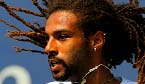 El tennista jamaic� Dustin Brown serveix una pilota a l'espanyol Rub�n Ram�rez durant un partit de l'Open dels Estats Units 2010.