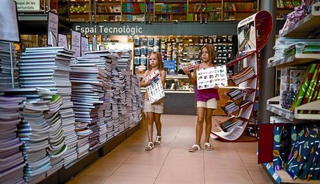 Dues nenes es proveeixen de material escolar per a l'inici del curs, dissabte, en una llibreria de Barcelona.