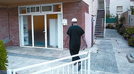 Un membre de la comunitat musulmana de Cunit (Baix Pened�s) entra al local cultural per resar, ahir.