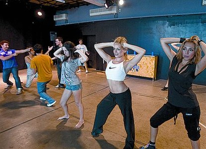 Un assaig de les coreografies sobre els 'hits' de 40 Principals.
