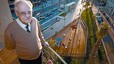El ve� Joan Trull�s, al balc� de casa seva, des d'on es veuen els nous jardins de Josep Amat i el tram de la ronda que s'ha reformat.