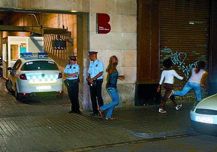 Tres noies identificades per la policia surten de la comiss�ria de la Gu�rdia Urbana a la Rambla, dimarts.