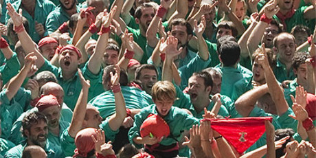 Membres dels Castellers de Vilafranca celebren una construcci� de la colla a Tarragona.