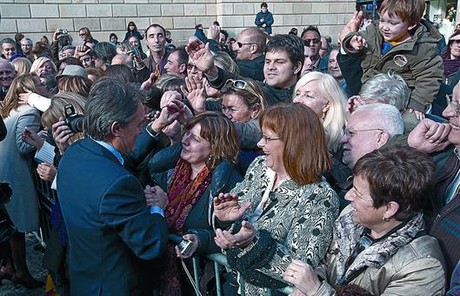 Mas saluda ciutadans a la pla�a de Sant Jaume.