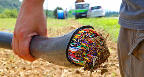 Un operari aguanta un cable telef�nic tallat a conseq��ncia d'un robatori, el mes passat a Sant Esteve de Ll�mena (Garrotxa).