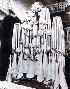 A l'esquerra, foto de la maqueta original de Gaud� de la fa�ana de la Gl�ria destru�da durant la guerra civil. A la dreta, la maqueta reconstru�da, ahir.