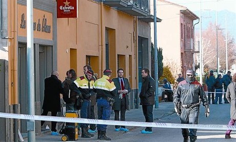 Agents dels Mossos davant el bar La Cuina de l'Anna, a La Canya, on Puig va matar dues persones.