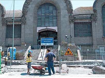 Obres preliminars davant el Mercat Central de Tarragona.
