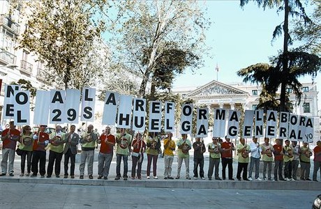Sindicalistes concentrats, ahir, a la pla�a de Las Cortes de Madrid