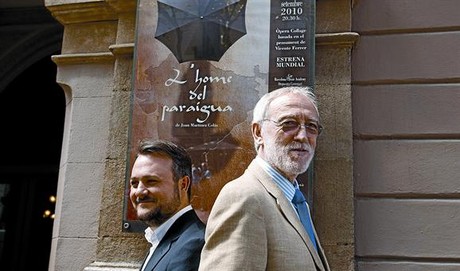 Joan Mart�nez Col�s (esquerra) i Jordi Folgado, davant del cartell de l'�pera, ahir, al Liceu.