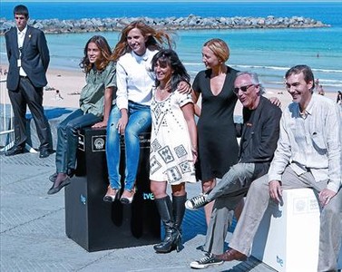 Colell (amb vestit blanc), Clotet (a la seva dreta) i Cadena (amb ulleres de sol), amb la resta del repartiment del film.