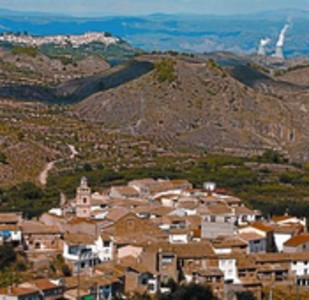 El municipi valenci� de Zarra, amb la nuclear de Cofrents al fons.