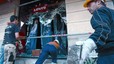 ELIMINANT EMPREMTES 3 Treballadores de diversos establiments del centre de la ciutat, escenari dels altercats causats per un nombr�s grup antisistema durant la jornada de vaga, arreglen ahir al mat� les destrosses, abans d'obrir els locals amb total normalitat.
