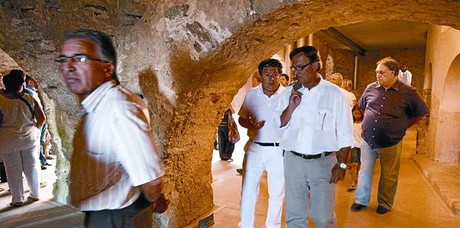 L'alcalde de Vic, Josep Maria Vila d'Abadal, ahir entre altres participants durant la visita al monestir de Sant Pere de Rodes.