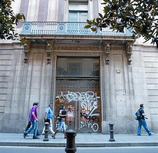 Fa�ana de l'edifici que acollir� la nova Casa R�ssia, on abans s'havia ubicat el S�ndic de Greuges, ahir.