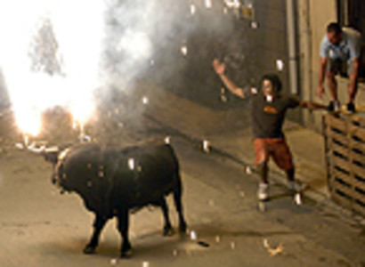 Un moment del correbous que ahir a la nit es va celebrar a Sant Carles de la Rapita (Montsi�), en la modalitat coneguda com a bou embolat. 