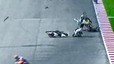 Comissaris i portalliteres salten a la pista per soc�rrer Tomizawa, imm�bil, i avisar la resta de pilots.