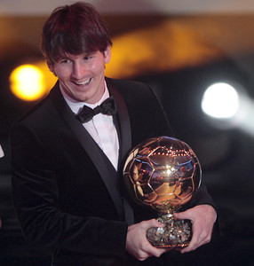 Leo Messi amb la Pilota d'Or 2010, durant la gala organitzada per la FIFA a Zuric.