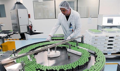 Un empleat de la farmac�utica Sanofi Pasteur, a Val de Reuil (Fran�a), empaqueta la vacuna contra el virus H1N1, l'octubre passat.