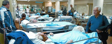 Malalts ingressats al servei d'urgències de l'Hospital de la Vall d'Hebron, de Barcelona, un dilluns d'hivern.