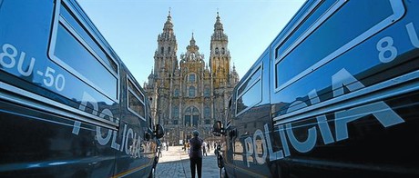 Dues furgonetes de la policia, a la pla�a de l'Obradoiro, ahir a Santiago.