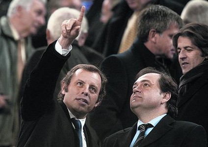 Sandro Rosell, president blaugrana, dialoga ahir amb el dirigent de la Reial, Jokin Aperribay, a la llotja del Camp Nou.