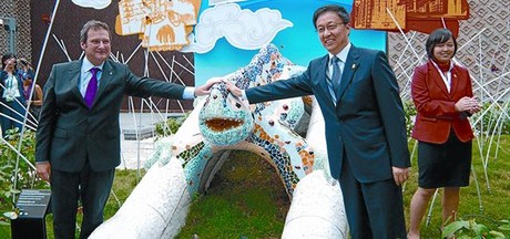 L'alcalde de Barcelona, Jordi Hereu, i el seu hom�leg de Xangai, Han Zheng, amb la c�pia del drac de Gaud� del parc G�ell, a l'Expo, ahir.