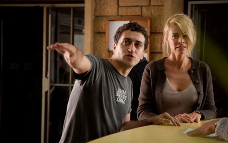 El director Guillem Morales i Bel�n Rueda, en un moment del rodatge de 'Los ojos de Julia'.