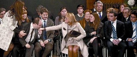 SALUTACI� VERSALLESCA. El socialista Miquel Iceta besa la m� d'Helena Rakosnik davant la mirada dels seus fills, Oriol Pujol Ferrusola, Manuela de Madre i Alicia S�nchez Camacho.