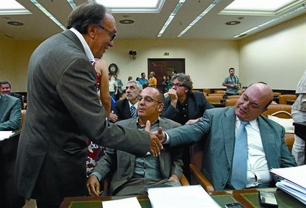 Jes�s Membrado (esquerra), portaveu del PSOE, saluda el diputat del PNB Emilio Olabarr�a davant de Carles Campuzano, de CiU, ahir al Congr�s.