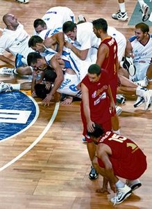 Ra�l L�pez consola Garbajosa davant un abatut Navarro mentre els serbis celebren el pas a la semifinal, ahir.