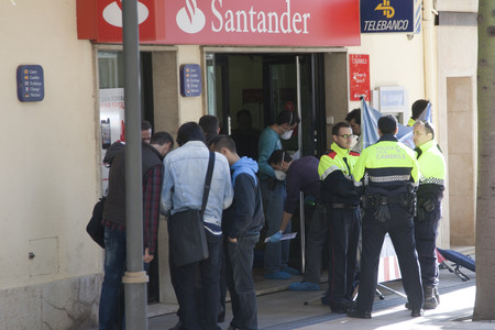 Membres de la policia cient�fica prenen mostres ala sucursal del Santander, avui a Cambrils. 