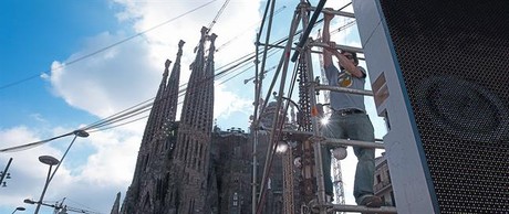 Un operari treballaals voltants de la Sagrada Fam�lia, ahir a Barcelona.