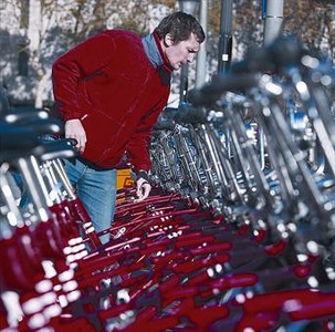 Un usuari del Bicing comprova quina �s la bici que li toca, en una estaci� de pla�a de Catalunya, divendres.