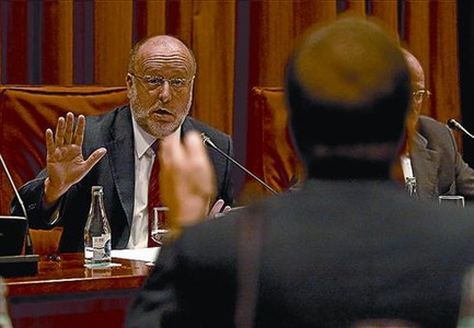 �ngel Colom discuteix amb Joan Ferran (d'esquena), al Parlament.