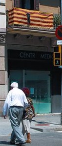 Una senyera amb un cresp� negre en un balc� de l'Eixample, ahir.