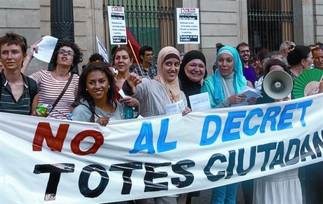 Els concentrats contra la prohibici� del burca, ahir a la tarda, a la pla�a de Sant Jaume de Barcelona.