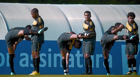 Esfor� 8 Robinho, Alves i Carlos Eduardo, en l'entrenament de la selecci� brasilera de divendres a la Ciutat Esportiva del Bar�a.