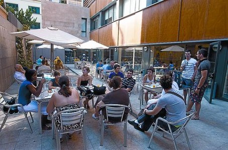 A l'aire lliure 8 Terrassa del restaurant de la Fundaci� Pere Tarr�s, al carrer de Num�ncia.