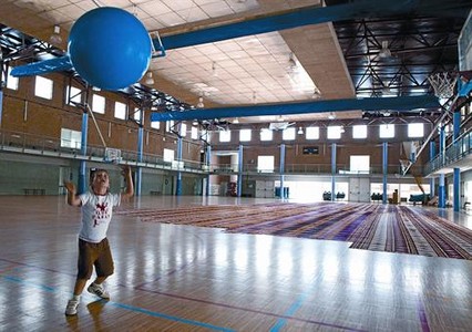 Un nen juga amb una pilota del gimn�s del poliesportiu de Montigal�, divendres.