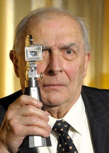 Claude Chabrol posa amb el seu guard� en la 59 edici� del Festival de Cine de Berl�n, el 8 de febrer del 2009.